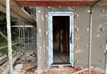Colocación de puerta de entrada de vivienda